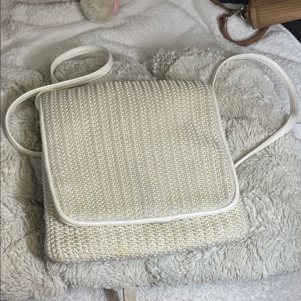 Mondani Chic White Woven Crossbody Bag